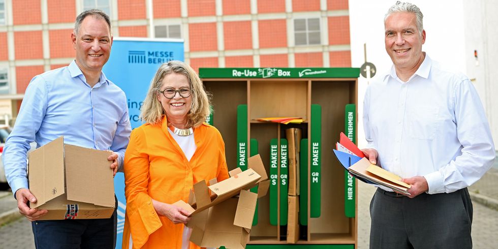 Senatorin Ute Bonde übergab den Geschäftsführern der Messe Dr. Mario Tobias (links) und Dirk Hoffmann eine Re-Use Box zum Tausch von gebrauchten Versandmaterialien.