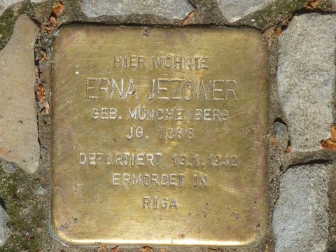 Stolperstein für Erna Jezower, 2.5.2012, Foto: KHMM