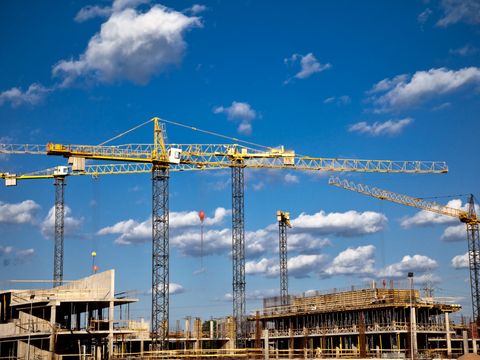 Baustelle mit Kränen