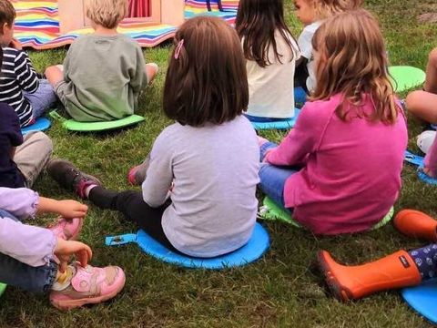 Kamishibai im Garten der Gottfried-Benn-Bibliothek