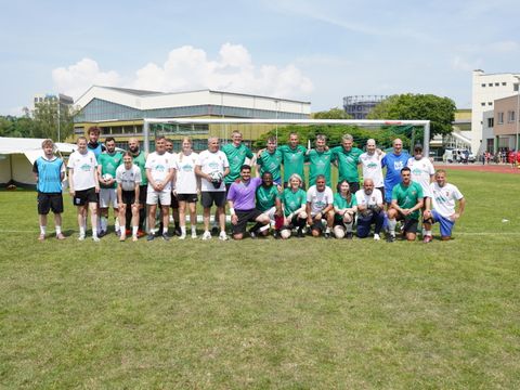 Teams vor dem Freundschaftsspiel Tempelhof-Schöneberg gegen Tempelhof-Schöneberg Friends
