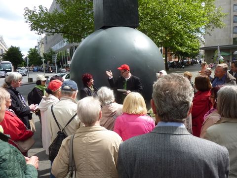 Gerlinde Schneider und Reinhard Naumann am Pendelobelisken auf dem Joachimsthaler Platz, 10.5.2014, Foto: KHMM