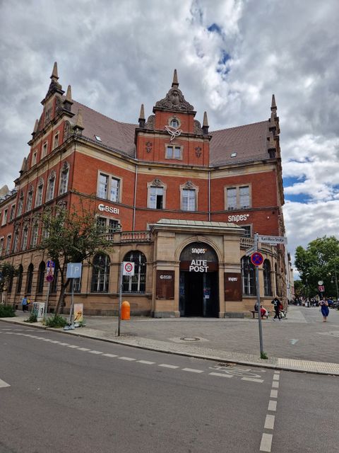 Gebäude Alte Post mit Straße