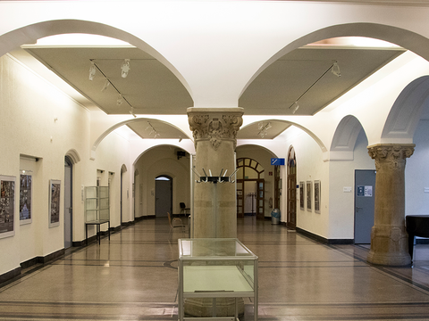 Galerie im Foyer der 1. Etage des Hauses am Barbarossaplatz