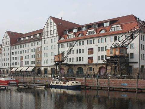 Heute befindet sich im ehemaligen Speicherhaus am Tempelhofer Hafen ein Shopping-Center und Ärztezentrum.
