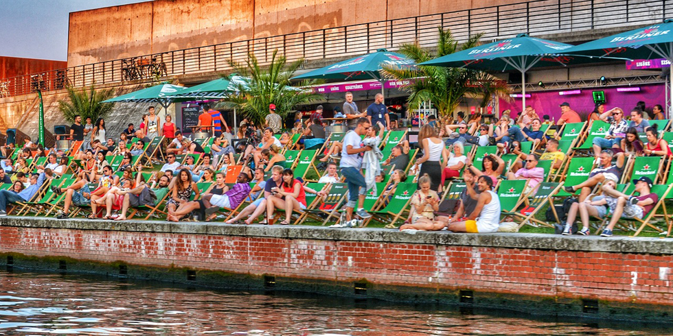 Menschen in Liegestühlen am Wasser