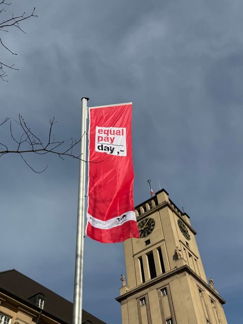 Equal Pay Day Flagge vor dem Rathaus Schöneberg