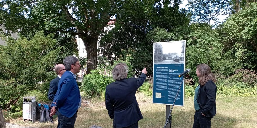 Einweihung der Gedenktafel zum Kreuzbergurteil