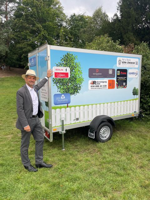 Jugendstadtrat Oliver Schworck vor dem neuen Spiele-Anhänger