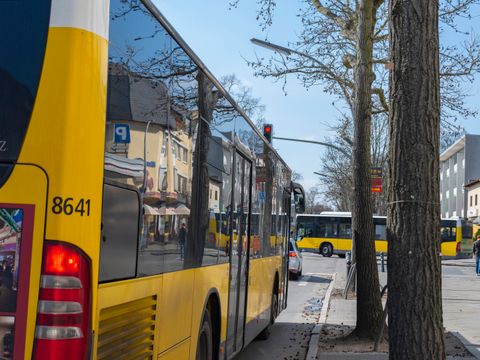 Bus der BVG an der Ampel