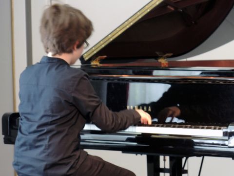 Klavierspielender Schüler