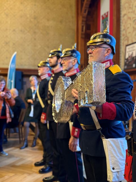 Die Hauptmanngarde übergibt Herrn Igel symbolischen den Schlüssel für das Rathaus Köpenick