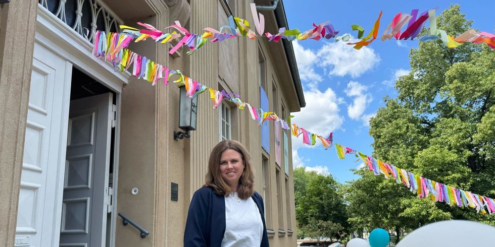 Clara Herrmann vor dem Nachbarschaftshaus Urbanstraße
