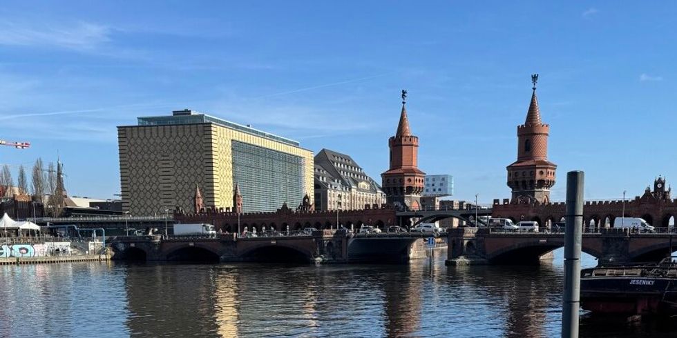 Blick auf die Spree mit der Oberbaumbrücke bei klarem Himmel
