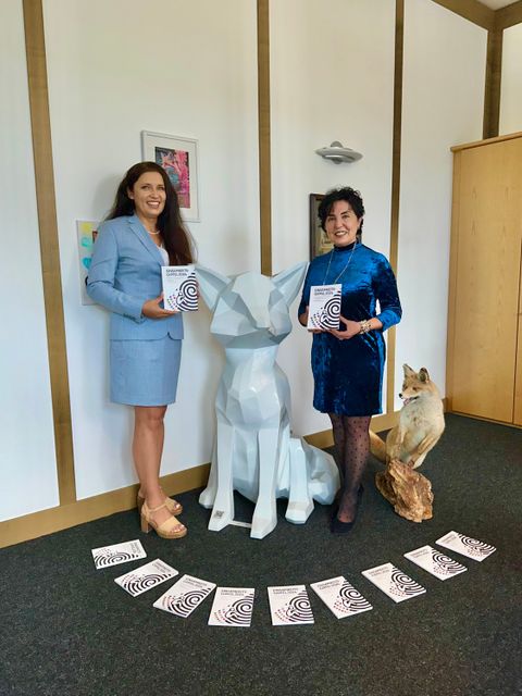 Einsamkeitsgipfel 2024 - das Buch, hier präsentiert von Bezirksbürgermeisterin Emine Demirbüken-Wegner und der Einsamkeitsbeauftragten Katharina Schulz (li.). (Bild: BA Rdf)