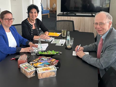 In guter Nachbarschaft: Bezirksbürgermeisterin Demirbüken-Wegner (Mi.), Glienickes Bürgermeister Oberlack sowie Bezirksstadträtin Schrod-Thiel. (Bild: BA Reinickendorf)