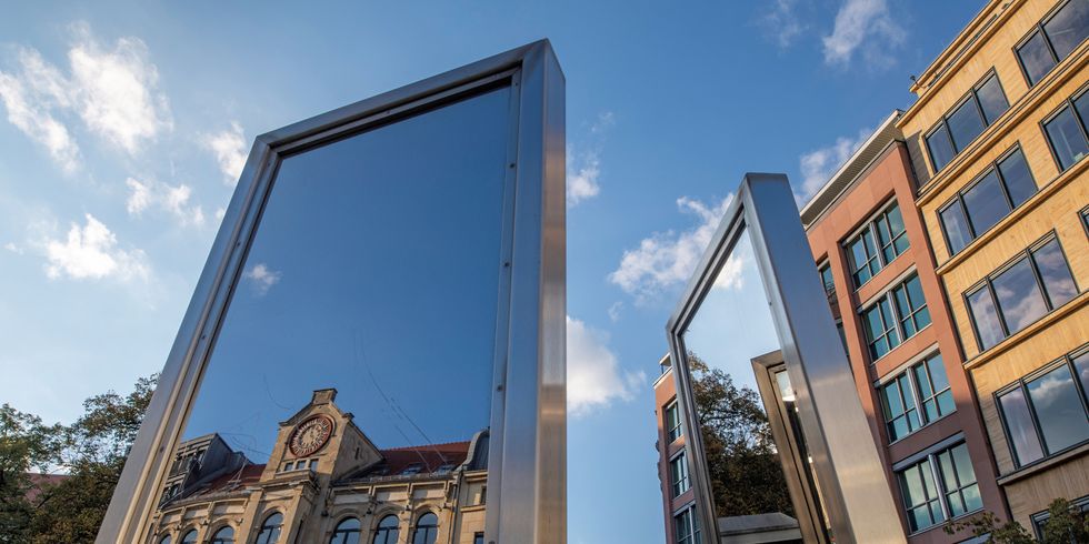 Das im Jahr 2000 fertiggestellte Denkzeichen Modezentrum Hausvogteiplatz von Rainer Görß
