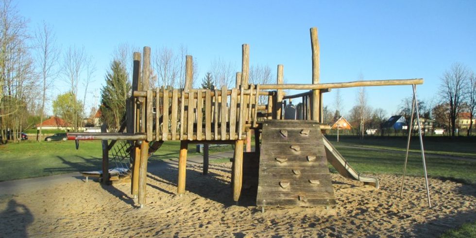 Spielgeraet aus Holz auf dem Spielplatz Schäferstege