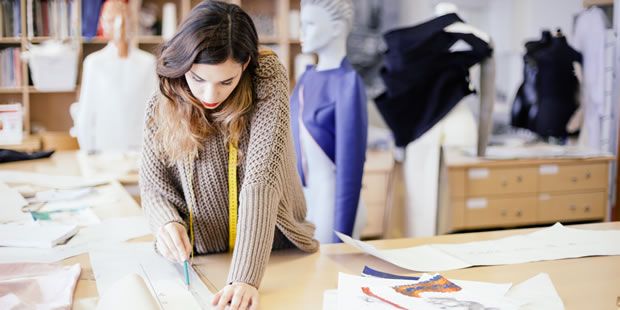 Modedesignerin die einen Entwurf zeichnet