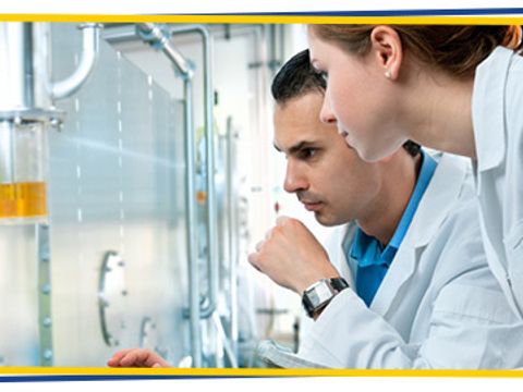 Wissenschaftler-und-Forscherin-die-im-Labor-arbeiten