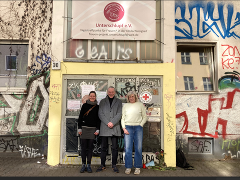 Der stellvertretende Bezirksbürgermeister und Bezirksstadtrat Oliver Nöll gemeinsam mit zwei Sozialarbeiterinnen vor der Einrichtung Unterschlupf e.V.