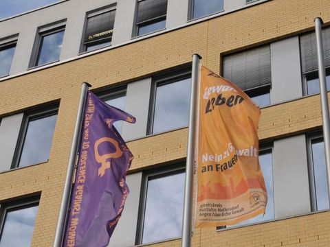 Fahnenhissung Internationaler Tag gegen Gewalt an Frauen 2020 - Fahnen wehen