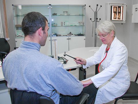 Psychiaterin bei der Untersuchung