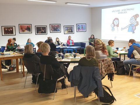 20 Mitglieder von Betriebs- und Personalratsgremien sowie Frauenvertreterinnen sitzen im Raum und besprechen sich in kleineren Gruppen.