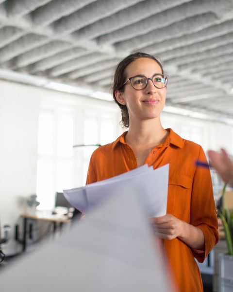junge Frau im Büro