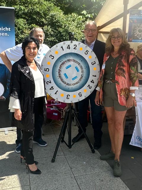 Bezirksbürgermeisterin Emine Demirbüken-Wegner (li.) mit Maren Gilzer und Stadtratskollege Harald Muschner am Glücksrad. (Bild: BA Reinickendorf)