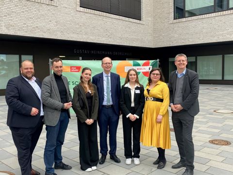 Von links nach rechts: Der stellv. Bezirksbürgermeister Matthias Steuckardt, Staatssekretär Dr. Torsten Kühne, Schulleiter Carsten Hintze, Bezirksstadträtin Eva Majewski und Bezirksstadtrat Tobias Dollase mit Schülerinnen der Oberschule (3. und 5. Person) bei der feierlichen Einweihung der Gustav-Heinemann-Oberschule