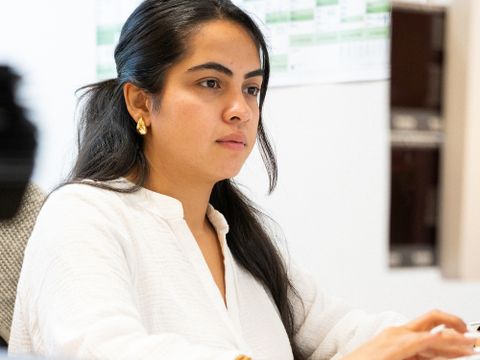 Eine Kollegin der Zentralen Verfahrensbearbeitung überprüft am PC einen Vorgang