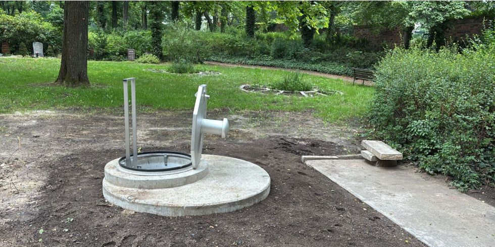 2025-07-23-pm-grundwasserbrunnen-auf-dem-zentralfriedhof-in-betrieb-ba-lichtenberg.jpg