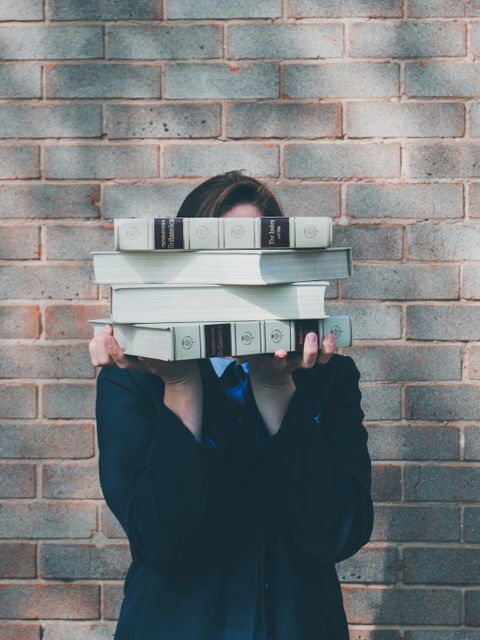 Rechtspflegerin mit Büchern