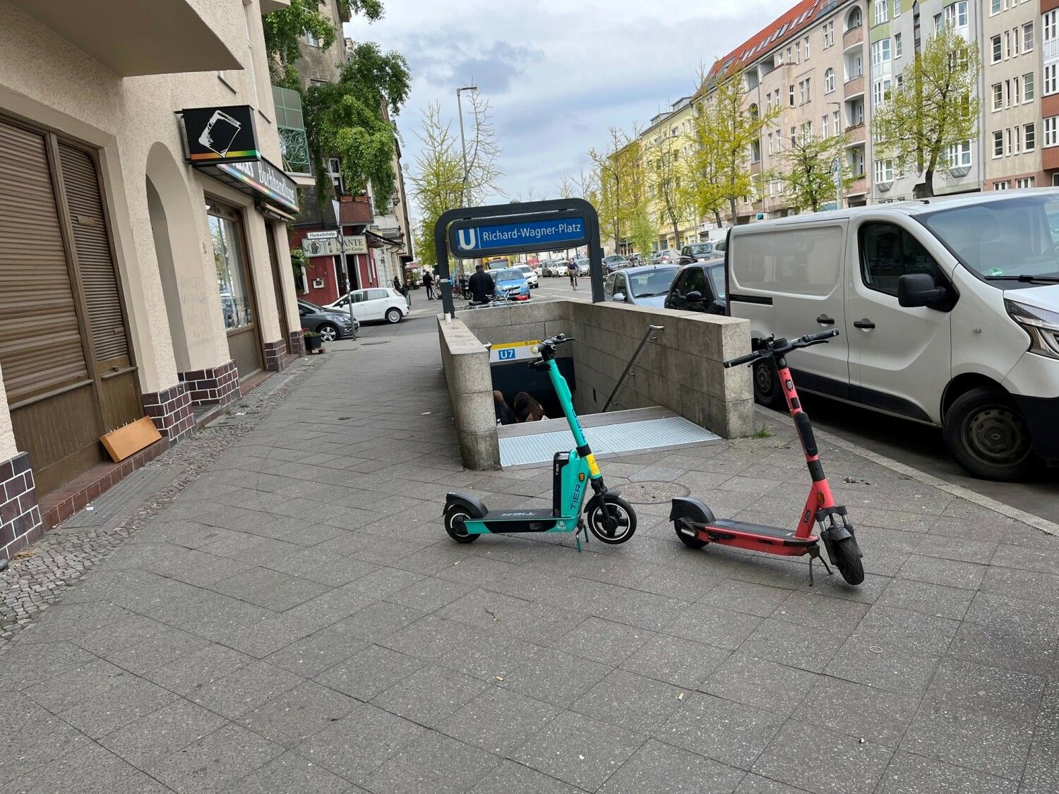 Ein Hindernis für Sehbehinderte: Ordnungswidrig abgestellte E-Roller.