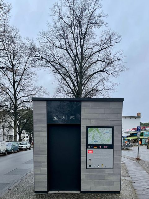 Außenansicht: Öffentliche Toilette am südwestlichen Vorplatz des U-Bahnhofs Onkel-Tom-Straße (Bild: Bezirksamt Steglitz-Zehlendorf)