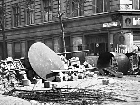 Eine Barrikade in Neukölln