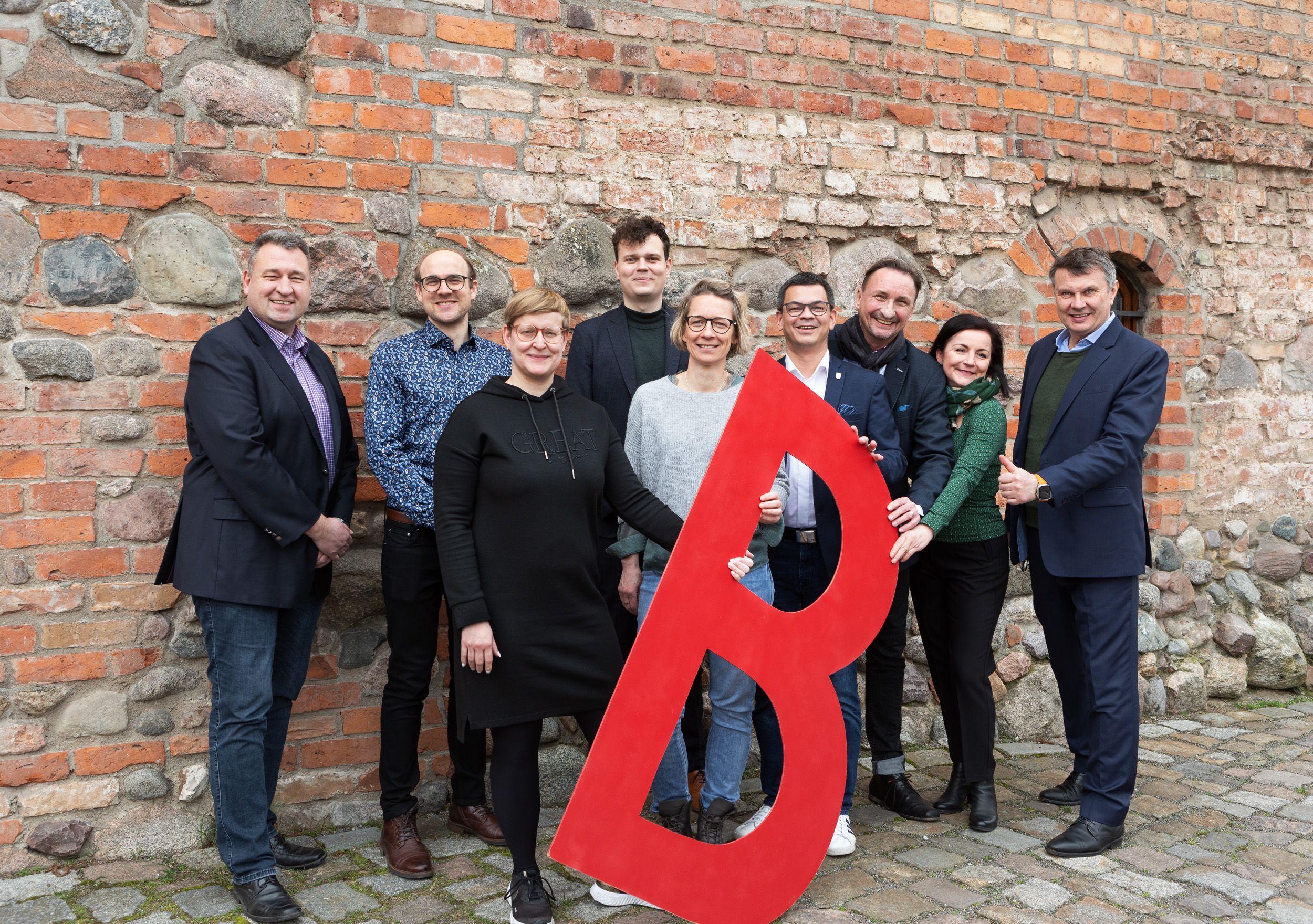 v.l.n.r. Christian George (Reinickendorf), Ferdinand Schnuchel (Treptow-Köpenick), Sabine Holfeld (Lichtenberg), Torben Rutz (Tempelhof-Schöneberg), Katrin Nemak (Marzahn- Hellersdorf), Patrick Sellerie (Spandau), Michael Pawlik (Steglitz-Zehlendorf), Daniela Franzke (Pankow), Burkhard Kieker (visitBerlin)