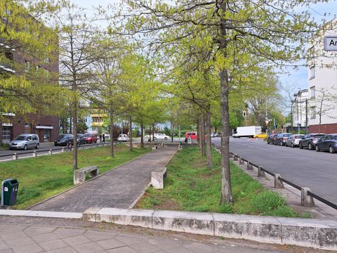 Mulde zur Straßenentwässerung auf dem Mittelstreifen mit mittigem Weg
