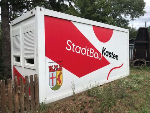 Ein Container mit der Aufschrift StadtbauKasten