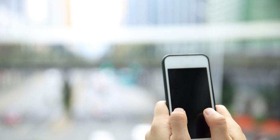 zwei Hände halten ein Smartphone