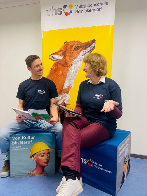 Die Mitarbeitenden der VHS sind auch in den Hallen am Borsigturm ansprechbar und beraten gerne. (Bild: VHS Reinickendorf)