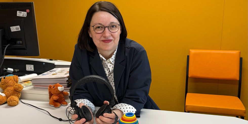 Dr. Ulrike Napiontek in der Hörkammer der Hörberatungsstelle