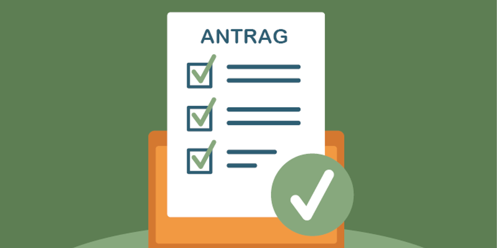 Eine Checkliste über einem Laptop zu sehen