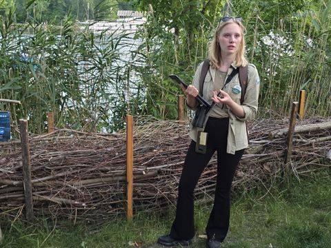 Rangerin Janni Kretschmer auf der Halbinsel Stralau