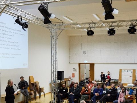 Öffentliche Veranstaltung zur Präsentation des Klimaanpassungskonzepts südliche Mierendorff-Insel mit vielen Teilnehmenden im November 2023