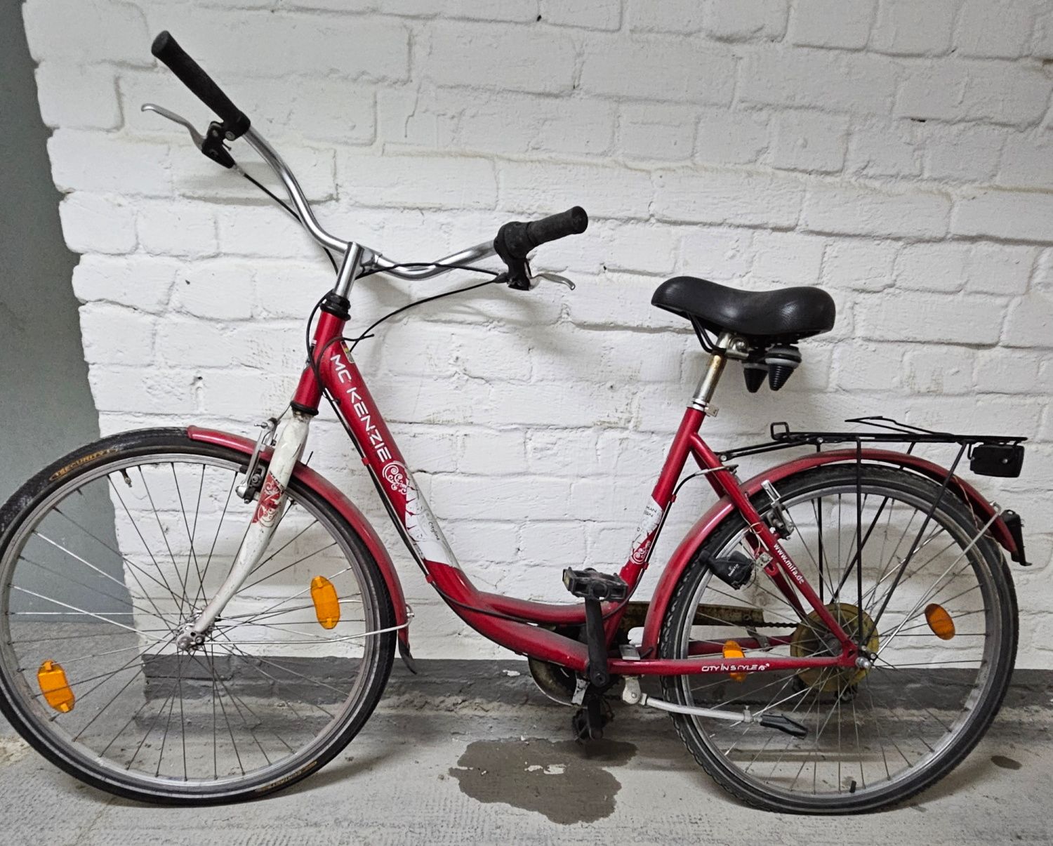 Rotes Damenfahrrad