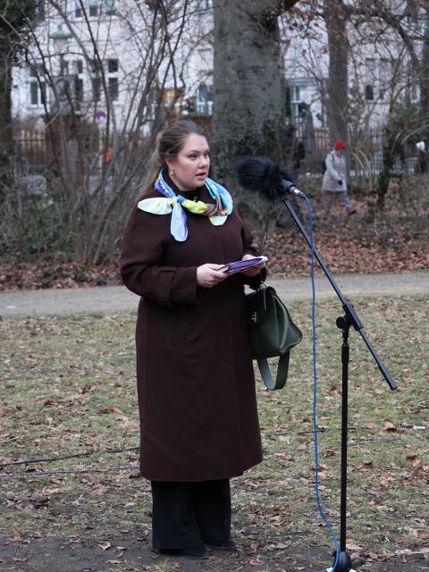 24. Februar 2026: Botschaftssekretärin Nina Masol ergreift im Charkiw-Park das Wort