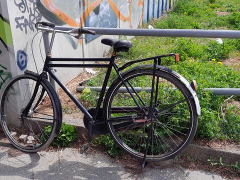 Schwarzes Herrenfahrrad