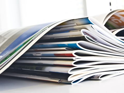 Ein Stapel mit Zeitschriften